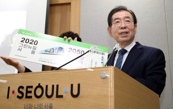 Seoul Mayor Park Won-soon announces his 2020 New Green Deal plan at Seoul City Hall on July 8. (Yonhap News)