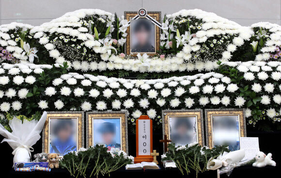 A temporary memorial altar set up for the Air Force master sergeant who died by suicide after being sexually assaulted is pictured Friday at the Korean Armed Forces Capital Hospital in Seongnam, Gyeonggi Province. (Yonhap News)