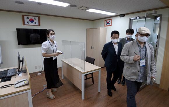 National Intelligence Service Director Park Jie-won and reporters look around in a questioning room at the North Korean Refugee Protection Center. (pool photo)