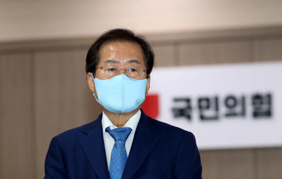 Rep. Hong Joon-pyo, a People Power Party contender for president, takes part in a conferment ceremony for his campaign camp in Busan on Sunday. (Yonhap News)