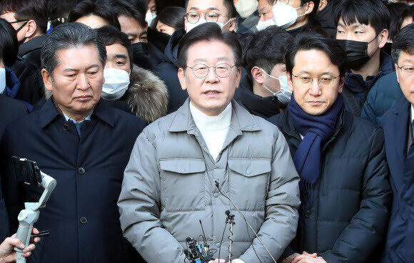 Lee Jae-myung, the leader of the Democratic Party of Korea, responds to questions from reporters while visiting Mangwon Market in Seoul on Jan. 18. (Kim Gyeong-ho/The Hankyoreh)