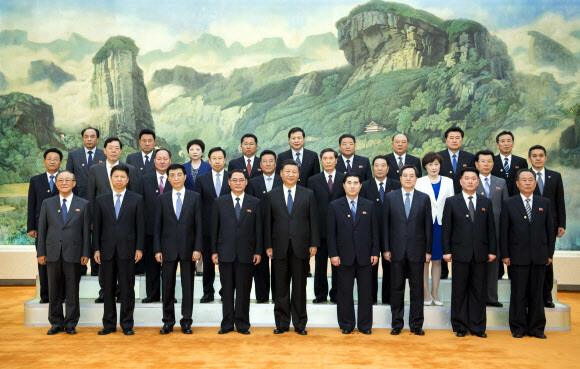 he “goodwill observation group” comprising high-ranking North Korean officials poses for a photo with Chinese President Xi Jinping (center of front row) at the Great Hall of the People in Beijing on May 16. (Yonhap News)