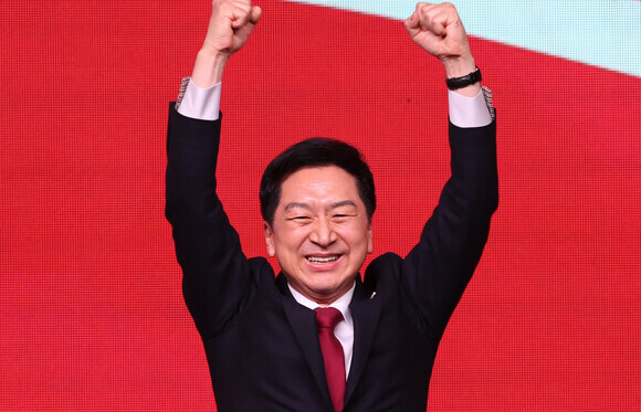 Kim Gi-hyeon raises his arms in celebration of being elected the ruling People Power Party’s new leader at a party convention on March 8. (Kang Chang-kwang/The Hankyoreh)
