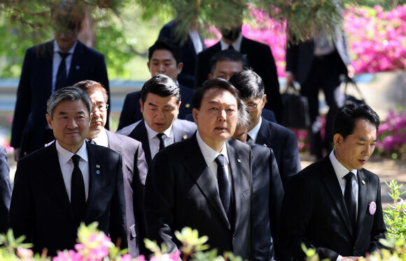 President Yoon Suk-yeol attends a memorial ceremony at the April 19th National Cemetery in Seoul’s Gangbuk District on April 19. (Yonhap)