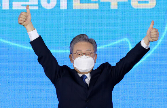 Gyeonggi Province Gov. Lee Jae-myung, who was chosen as the Democratic Party’s candidate for president, gives a double thumbs-up ahead of his acceptance speech Sunday at Olympic Park in Seoul’s Songpa District. (National Assembly pool photo)