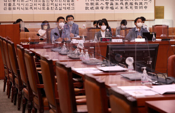 국회 법제사법위원회 법안심사제1소위원회의 차별금지법(평등에 관한 법률) 제정 관련 공청회가 지난달 25일 오전 국회 법사위 회의실에서 국민의힘 의원들이 불참한 가운데 열리고 있다. 김봉규 선임기자 bong9@hani.co.kr