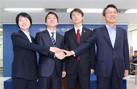  who recently left the Democratic United Party to join Ahn’s campaign. Park Sun-sook (far left) is also a former DUP member and Kim Sun-shik (far right) is a former Grand National Party member. (Yonhap News)