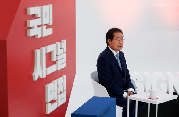 Rep. Hong Joon-pyo of the People Power Party takes part in an interview of primary candidates on Thursday. (Yonhap News)