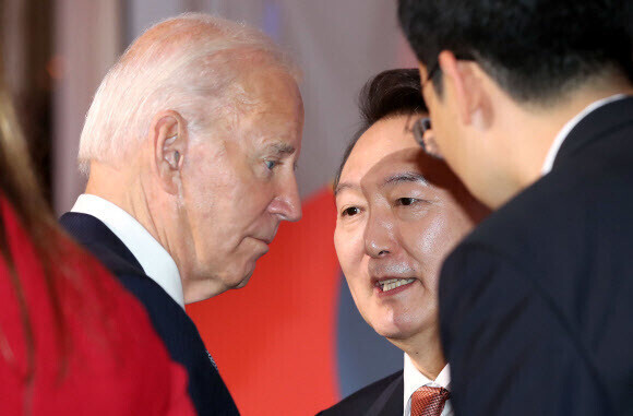 President Yoon Suk-yeol speaks to President Joe Biden of the US on Sept. 21 (local time) following a meeting of the Global Fund in New York. (presidential office pool photo)