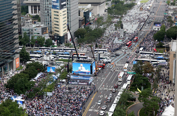 보수 2만명 광화문 집회…신고한 장소 벗어나 광장까지