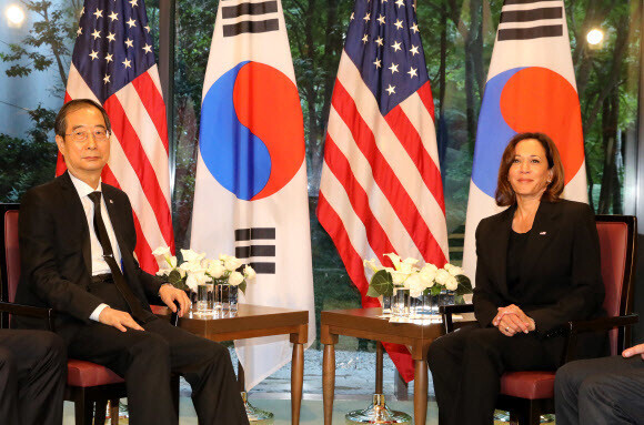 Han Duck-soo, the prime minister of South Korea, sits for a photo with Vice President Kamala Harris of the US at a hotel in Tokyo on Sept. 27 while in Japan for the state funeral of Shinzo Abe, former prime minister of Japan. (Yonhap)