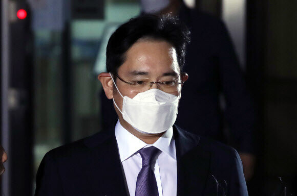 Samsung Electronics Vice Chairman Lee Jae-yong leaves the Seoul Central District Court Seoul after attending a hearing on the prosecution's arrest warrant request against him on June 8. (Yonhap News)