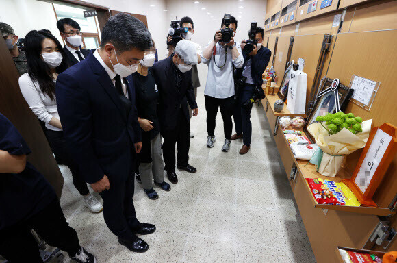 Defense Minister Suh Wook pays tribute Wednesday at a funeral for the Air Force master sergeant who died in a suicide following alleged sexual harassment by a colleague. (Yonhap News)