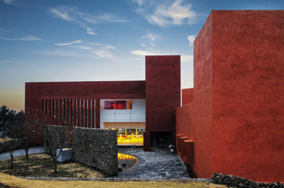  a model house inside the Jeju‘s Jungmun Resort by the world-renowned Mexican architect Ricardo Legorreta.