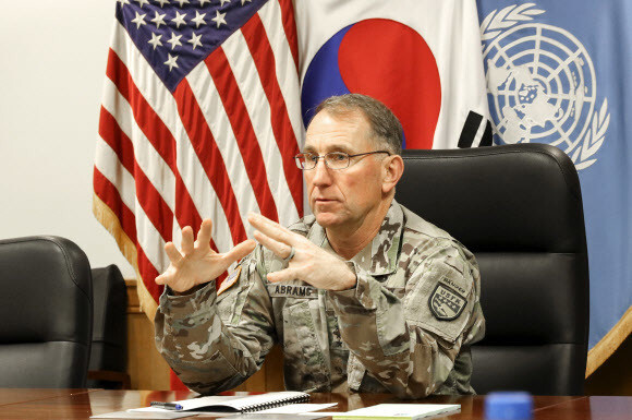 Robert Abrams, commander of US Forces Korea (USFK), stresses the importance of GSOMIA during a press conference at Camp Humphreys in Pyeongtaek, Gyeonggi Province, on Nov. 12. (provided by USFK)