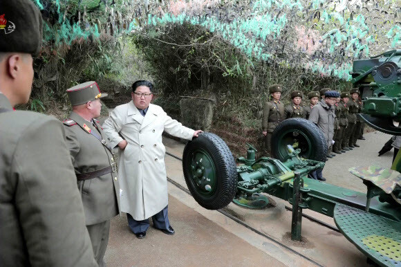 An image of North Korean leader Kim Jong-un inspecting what’s assumed to be the same artillery recently fired in drills off the coast of Changrin Islet, broadcasted by Korean Central Television on Nov. 25. (Yonhap News)