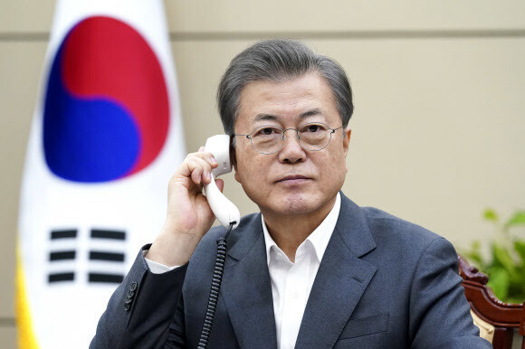 South Korean President Moon Jae-in takes a phone call with United Arab Emirates Crown Prince Mohammed bin Zayed bin Sultan Al-Nahyan at the Blue House on Mar. 5. (provided by the Blue House)