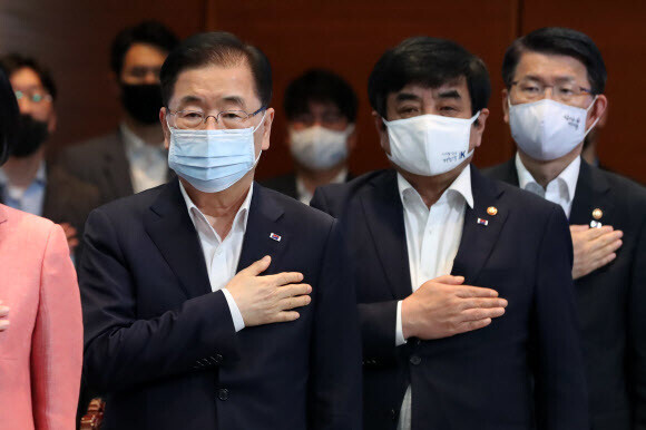 Blue House National Security Office Director Chung Eui-yong (left) pledges allegiance to the South Korean flag before a Blue House Cabinet meeting on June 23. (photo pool)