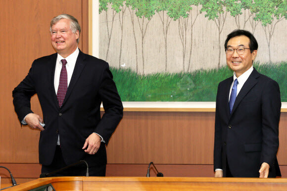 Stephen Biegun, the US’ special representative for North Korea, meets with Lee Do-hoon, South Korea’s special representative for Korean Peninsula peace and security affairs, at the Ministry of Foreign Affairs on July 8. (photo pool)