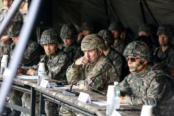 Robert Abrams (center), commander of US Forces Korea, Choi Byung-hyuk (right), deputy commander of Combined Forces Command, and Nam Young-shin, commander of Ground Operations Command, observe a firing exercise by the Republic of Korea Army 5th Artillery Brigade in October 2019. (USFK Facebook)
