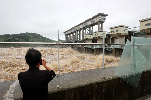 <b>Water is released from the floodgates of Gunnam Dam in Yeoncheon County, Gyeonggi Province, on Aug. 6. (Yonhap News)<br><br></b>