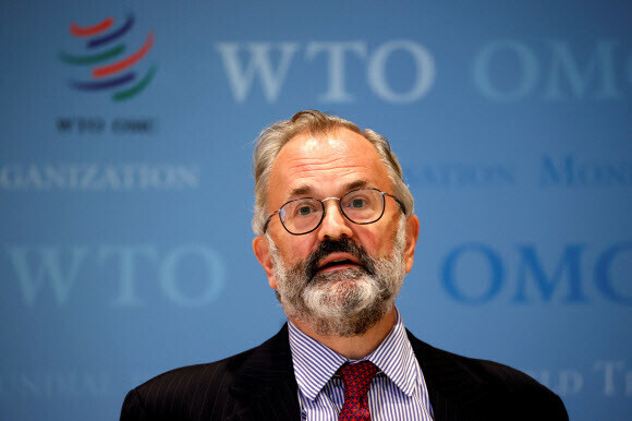 World Trade Organization (WTO) Spokesman Keith Rockwell addresses the US’ opposition to Okonjo-Iweala becoming the WTO’s next director-general during a briefing at the WTO headquarters in Geneva, Switzerland, on Oct. 28. (Reuters/Yonhap News)