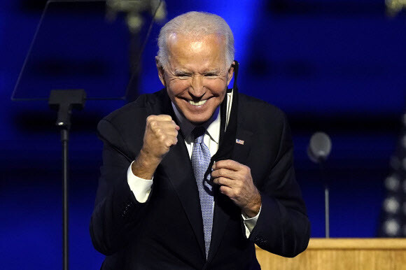 조 바이든 미국 대통령 당선자가 7일(현지시각) 델라웨어주 윌밍턴에서 열린 축하 행사에서 지지자들을 향해 활짝 웃고 있다. 윌밍턴/AP 연합뉴스