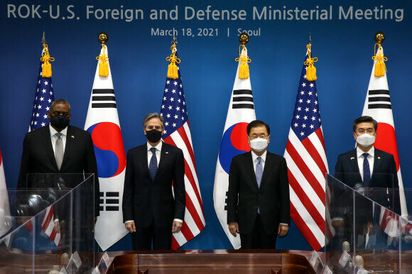 US Defense Secretary Lloyd Austin, US Secretary of State Antony Blinken, South Korean Foreign Minister Chung Eui-yong and South Korean Defense Minister Suh Wook pose for a portrait during their meeting Wednesday at the foreign ministry in Seoul. (photo pool)