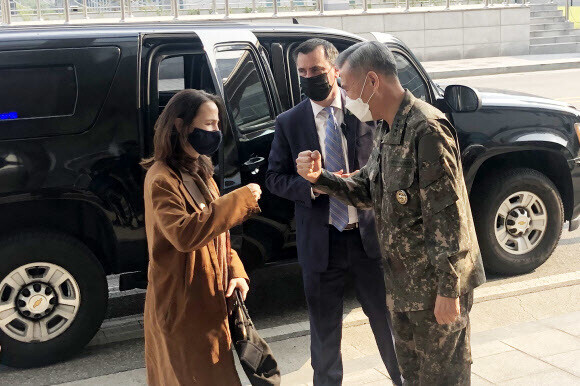 US Director of National Intelligence Avril Haines exchanges a fist bump with South Korean Defense Intelligence Agency head Gen. Lee Young-choul as she arrives at the agency office in Seoul on Wednesday. (Yonhap News)