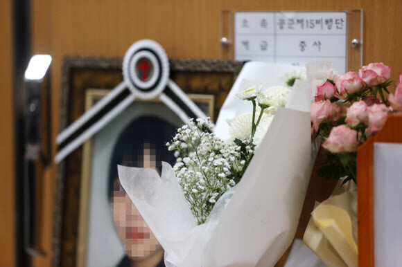 A temporary memorial altar set up for the Air Force master sergeant who died by suicide after being sexually assaulted is pictured Friday at the Korean Armed Forces Capital Hospital in Seongnam, Gyeonggi Province. (Yonhap News)