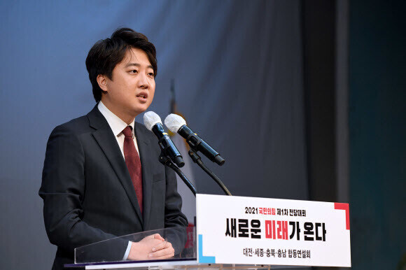 Then-candidate for the People Power Party leadership Lee Jun-seok gives a speech on June 4 at a joint speech session for candidates in Daejeon. (Yonhap News)