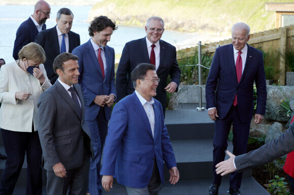 South Korean President Moon Jae is pictured walking down the steps after posing for a photo with the heads of states participating in the G7 summit that took place in Cornwall, England, from Friday to Sunday. (Yonhap News)
