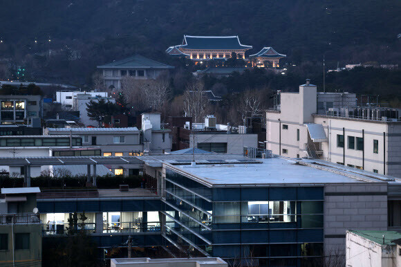 The Blue House is seen illuminated on the evening of March 22 from the Tongui neighborhood, where President-elect Yoon Suk-yeol’s transition team has its offices, seen in the foreground. (Yonhap News)
