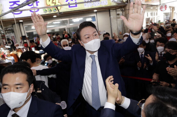 President-elect Yoon Suk-yeol waves to supporters while visiting a market in Andong, North Gyeongsang Province, on April 11. (pool photo)