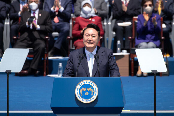 President Yoon Suk-yeol delivers his inaugural address on May 10 on the lawn of the National Assembly. (pool photo)