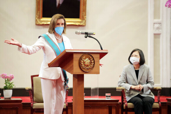 US Speaker of the House Nancy Pelosi gives an address after meeting with Taiwanese President Tsai Ing-wen on Aug. 3 at Tsai’s presidential office. (Yonhap News)