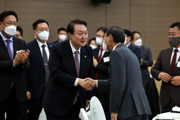 President Yoon Suk-yeol arrives at a People Power Party luncheon in Seoul on Oct. 19. (Yonhap)