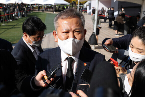 Interior Minister Lee Sang-min speaks to reporters after paying his respects to victims of the Itaewon crowd crush at a joint altar set up in Seoul Plaza on Oct. 31. (Yonhap)