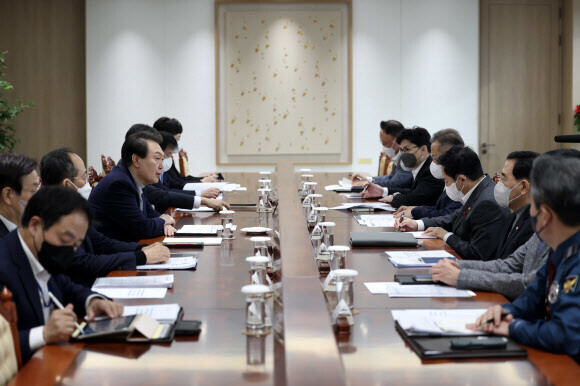 President Yoon Suk-yeol presides over a meeting of relevant ministers in regard to the strike by workers with the Cargo Truckers Solidarity Division at his office in Yongsan, Seoul, on Dec. 4. (courtesy of the presidential office)