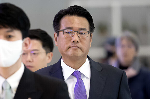 Kim Tae-hyo, the first deputy director of the National Security Office, leaves for the US from Incheon International Airport on April 11. (Yonhap)