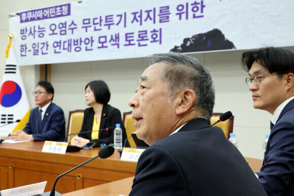 Syuichi Kawashima, a fisher from Fukushima, speaks at a debate on exploring means of solidarity between Korea and Japan on the release of contaminated water from the Fukushima nuclear power plant held at the South Korean National Assembly on May 9. (Yonhap)