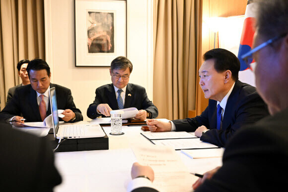 President Yoon Suk-yeol presides over a meeting of the standing committee of the National Security Council from a hotel in London, UK, where he is on a state visit, on Nov. 22, in response to North Korea’s launch of a military reconnaissance satellite. (Yonhap)