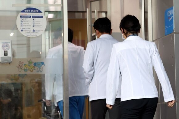 Medical professors at Seoul National University attend an emergency action meeting on Monday in response to the current healthcare crisis involving residents and interns going on strike against government policies. (Yonhap News)