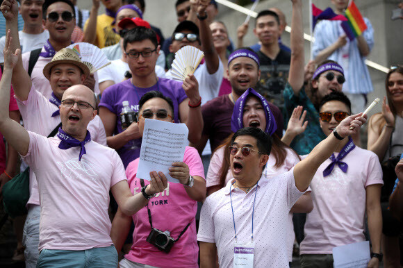 Participants in the Hand in Hand Seoul 2017 choral festival for LGBT people in Asia sing “Over the Rainbow” on the central staircase of the Sejong Center for the Performing Arts in central Seoul on the afternoon of June 3. (Yonhap News)