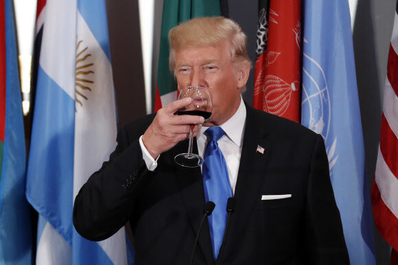 President Trump drinks from a glass of wine after proposing a toast at the UN General Assembly on Sept. 19 (Xinhua/Yonhap News)