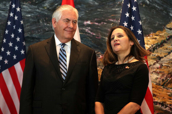 US Secretary of State Rex Tillerson poses for a photo with Canadian Foreign Minister Chrystia Freeland at a welcoming ceremony in the Parliament building in Ottawa on Dec. 19. (Yonhap News)