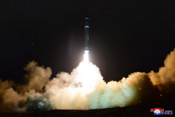 The KCNA reported on Apr. 21 that North Korea was shutting down its nuclear test site at Punggye-ri following a vote taken during a made in a plenary session of the Central Committee of the Korean Workers‘ Party. The photo shows a test of the Hwasong-15 ICBM that took place last November. (Yonhap News)