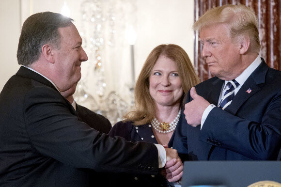 US President Trump shakes hands with Secretary of State Mike Pompeo and gives him a thumbs-up at Pompeo’s swearing-in ceremony on May 2 in Washington