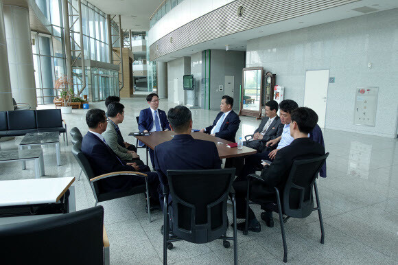 A South Korean delegation discusses the establishment of a joint liaison office with North Korean officials at the Kaesong Industrial Complex’s inter-Korean exchange and cooperation discussion office on June 8. (provided by the Ministry of Unification)