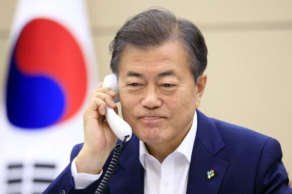 South Korean President Moon Jae-in speaks with US President Donald Trump on the phone on the afternoon of June 11